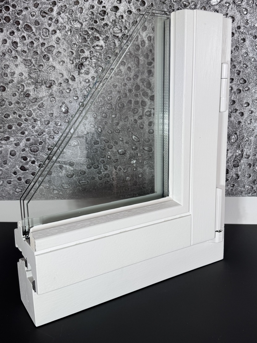 Wei&szlig;es Fensterprofil mit abgewinkeltem Fenster und Glas auf strukturiertem Hintergrund.