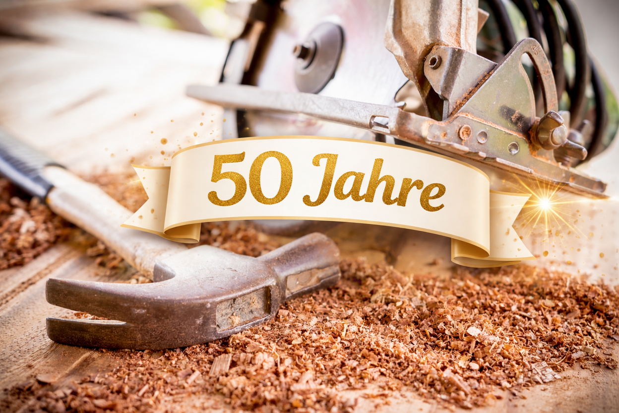 Werkzeuge auf Holz mit einer goldenen Bannerbeschriftung &bdquo;50 Jahre&ldquo; inmitten von S&auml;gemehl.