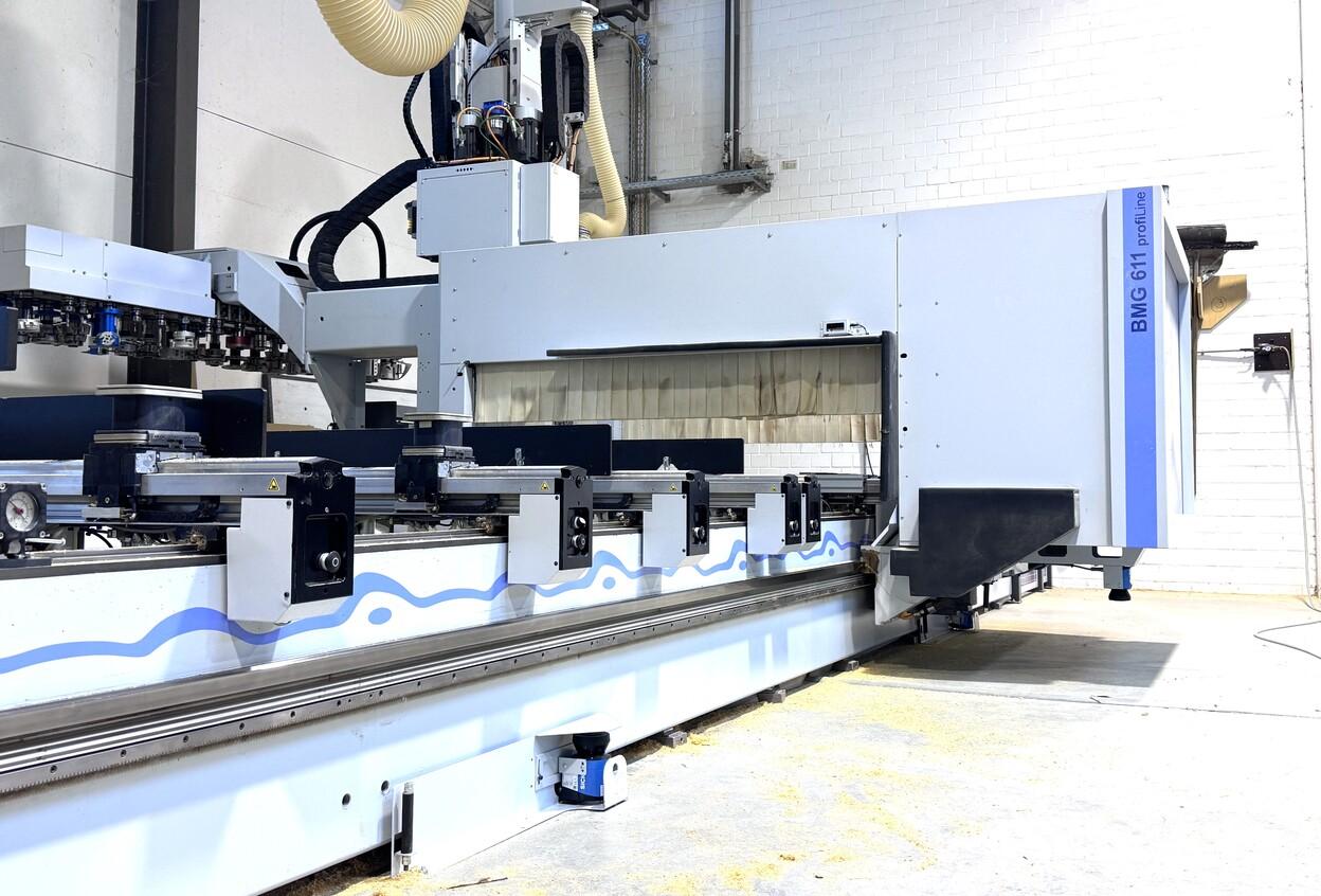Moderne CNC-Fr&auml;smaschine in einer Industriehalle, ausgestattet mit mehreren Komponenten und einer robusten F&uuml;hrungsschiene.