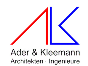 Logo von Ader & Kleemann mit den Buchstaben A und K in rot und blau, darunter der Text &bdquo;Architekten &middot; Ingenieure&ldquo;.
