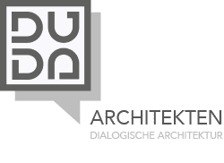 Logo von Duda Architekten mit stilisiertem Schriftzug und Sprechblase, darunter der Text &bdquo;Dialogische Architektur&ldquo;.