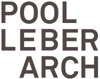 Schriftzug &bdquo;POOL LEBER ARCH&ldquo; in Gro&szlig;buchstaben auf schwarzem Hintergrund.