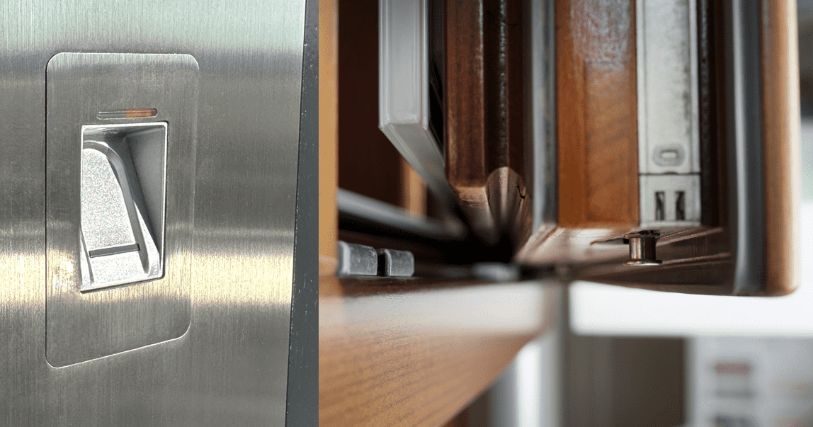 Nahaufnahme eines modernen T&uuml;rschalters aus Edelstahl und eines ge&ouml;ffneten Holzfensters mit Metallbeschl&auml;gen.