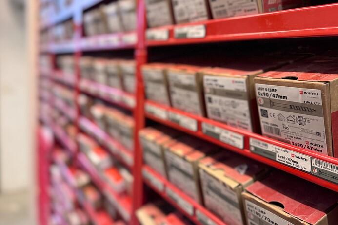 Regal mit zahlreichen Verpackungen von Befestigungselementen in verschiedenen Gr&ouml;&szlig;en und Farben.