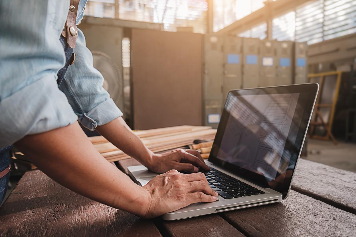 #Branche1# am Laptop - Zaunplanung