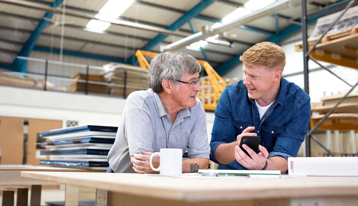 Zwei Männer beratschlagen sich in Werkstatt